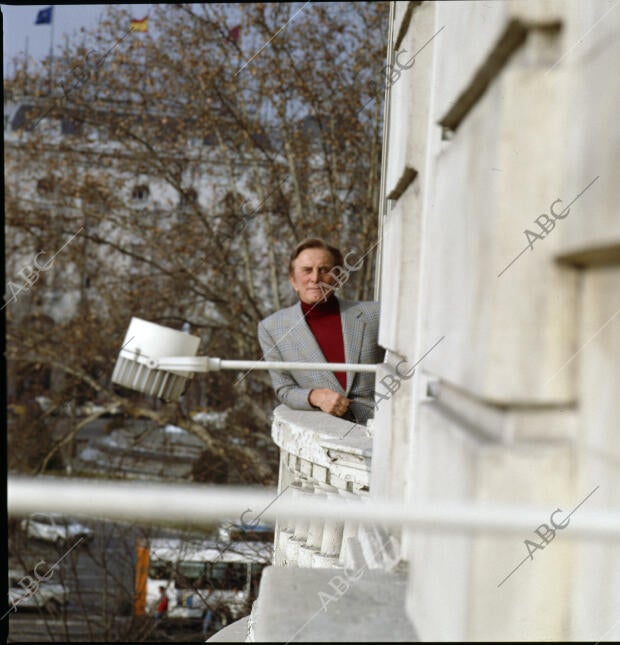 Kirk Douglas posa para ABC en el hotel Ritz de Madrid, ciudad que ha visitado...