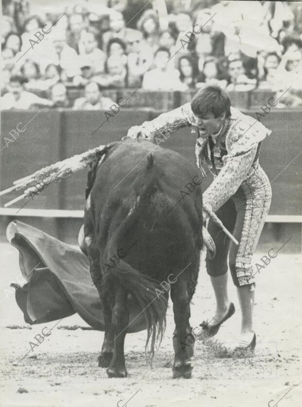 En la imagen, soberbio volapié de Espartaco al primero de su lote, del que le...