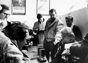 Protagonistas - Entrenadores - Leo Beenhaker en una rueda de prensa