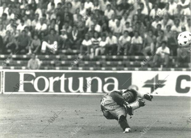 Partido de la Copa del Rey 1989 en el Santiago Bernabeú que finalizó con el...