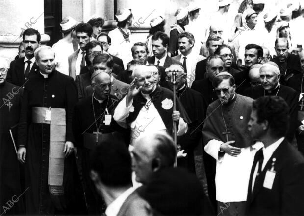 En la imagen, Juan Pablo II recorre los últimos 100 metros del peregrino desde...