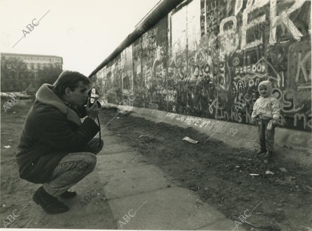 Alemanes festejando la caída del Muro de Berlín