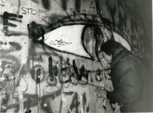 Un ciudadano alemán mira por un agujero en el Muro de Berlín en los días...