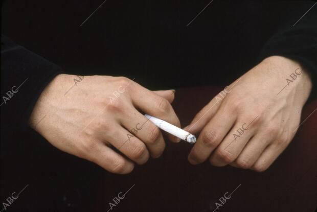 Las manos del músico Paco de Lucía con un cigarrillo