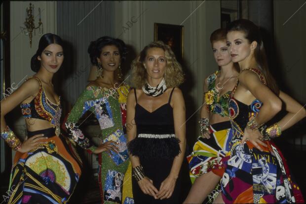 Elena de Borbón Barucci posa junto a modelos de Gianni Versace en 1990