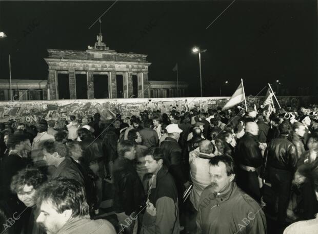 Alemanes festejando la caída del Muro de Berlín