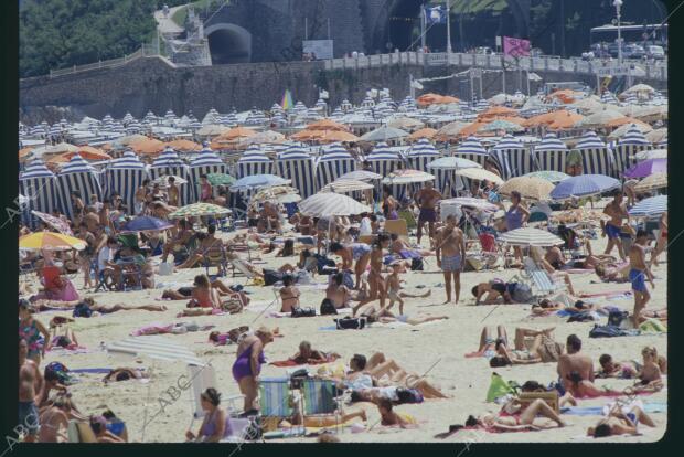 San Sebastián, 1990. Playa de Ondarreta. Bañistas. Sombrillas y casetas