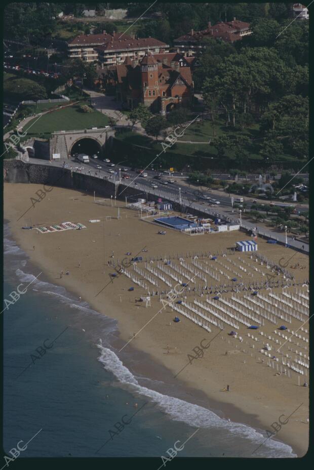 San Sebastián, 1990. Playa de Ondarreta. Al fondo, el Palacio de Miramar