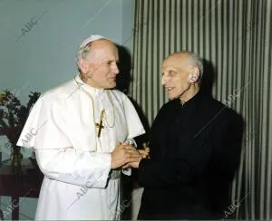 El padre Pedro Arrupe junto A Juan Pablo Ii