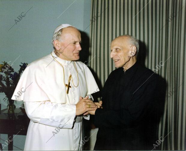 El padre Pedro Arrupe junto A Juan Pablo Ii