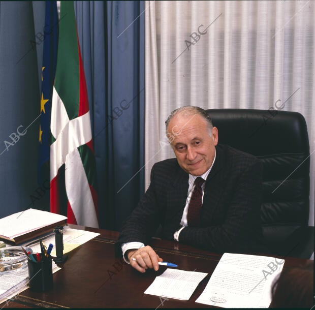 Entrevista a Xabier Arzallus en su despacho en la sede del PNV