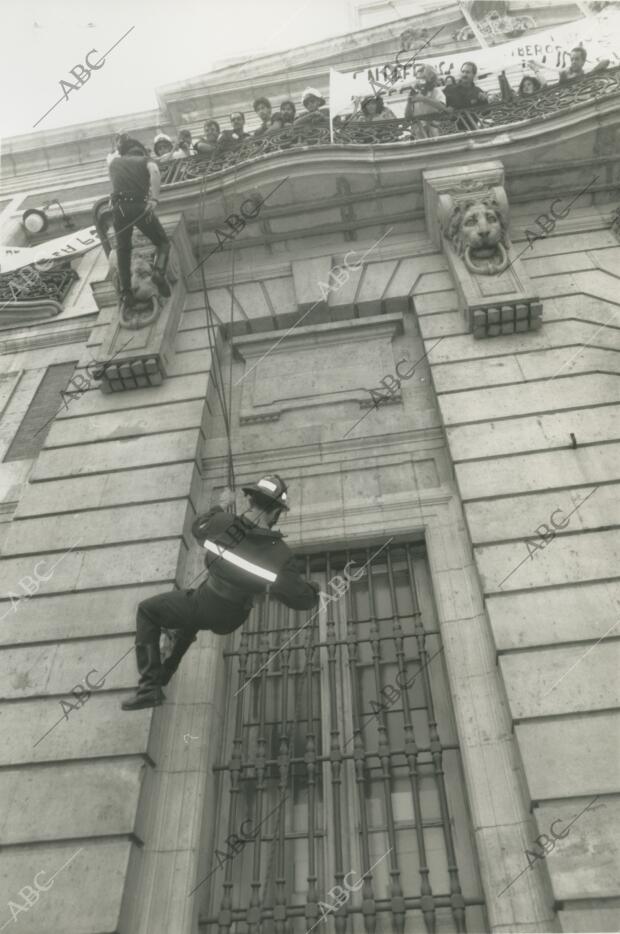 Alrededor de trescientos bomberos de la Comunidad de Madrid se concentraron ayer...