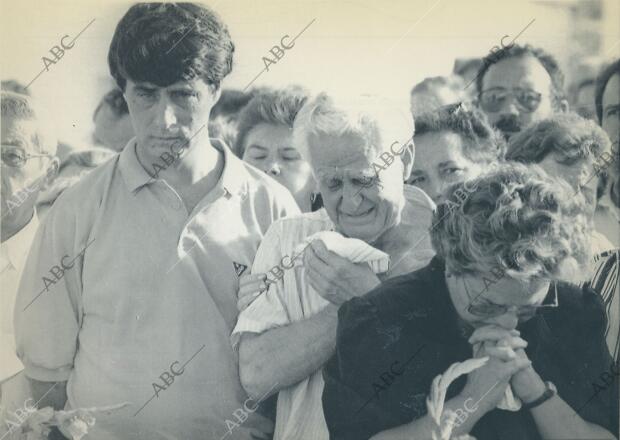 Escenas de dolor en el entierro por las víctimas de la matanza