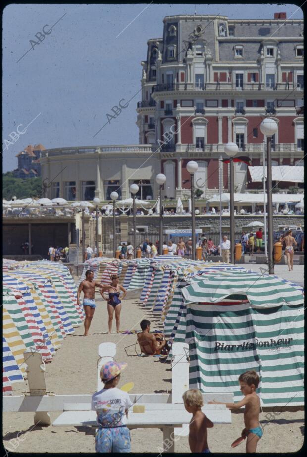 San Sebastián, 1990. Playa de la Concha. Casetas de colores. Bañistas