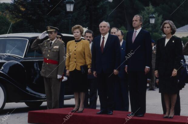 En la imagen, Gorbachov y su esposa con los Reyes Don Juan Carlos y Doña Sofía...