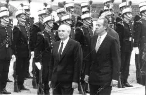En la imagen, Gorbachov con el Rey Don Juan Carlos a su llegada al Palacio de El...