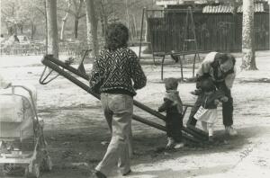 Unos niños juegan con su padre en el parque