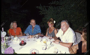 Sean Connery, Tita Cervera (Carmen Thyssen) y Alfonso de Hohenlohe en una cena