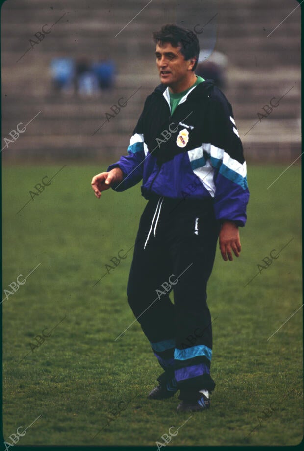 Radomir Antic dirigiendo un entrenamiento del Real Madrid