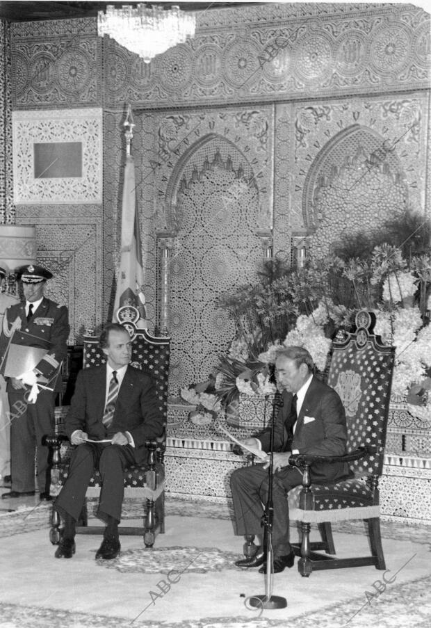 Hassan II recibe en rabat a Juan carlos I con motivo de la firma entre España y...