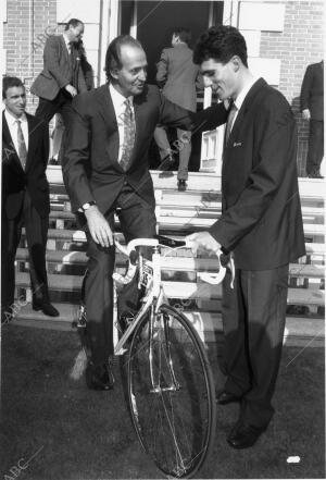 durante una audiencia en la Zarzuela, Miguel Induráin regala al Rey la bicicleta...