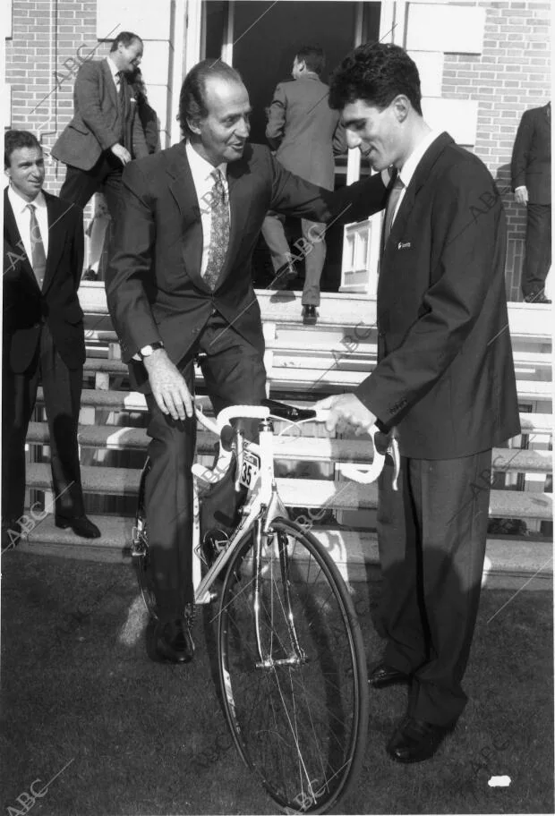 durante una audiencia en la Zarzuela, Miguel Induráin regala al Rey la bicicleta...