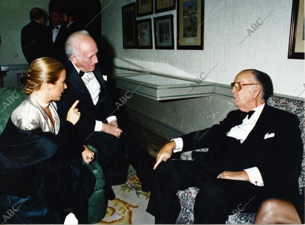 Antonio Mingote con Camilo José Cela y Marina Castaño en la casa de Abc