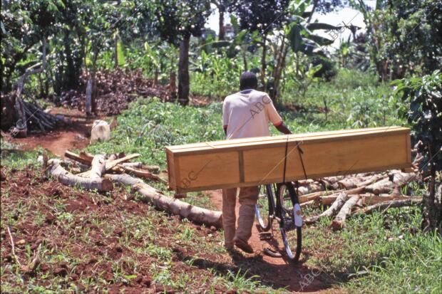 Un hombre Transporta el féretro de su hermano muerto A causa del sida en Uganda