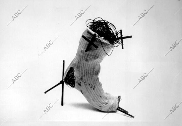 Maqueta de la Escultura "el Calcetín", de Tàpies