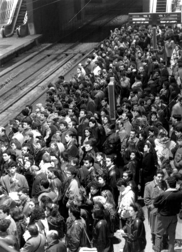 Vista del andén del metro de la estación de atocha Colapsado debido A la huelga...