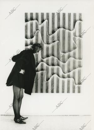 Una mujer contemplando una de las obras expuestas en ARCO'92