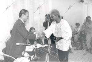 En la Imagen, Mario Conde entrega la distinción A Soyinka, premio Nobel de...