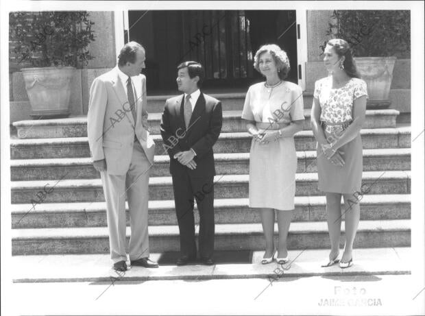 En la Imagen, los Reyes y la Infanta Elena Conversan con el príncipe Naruhito en...