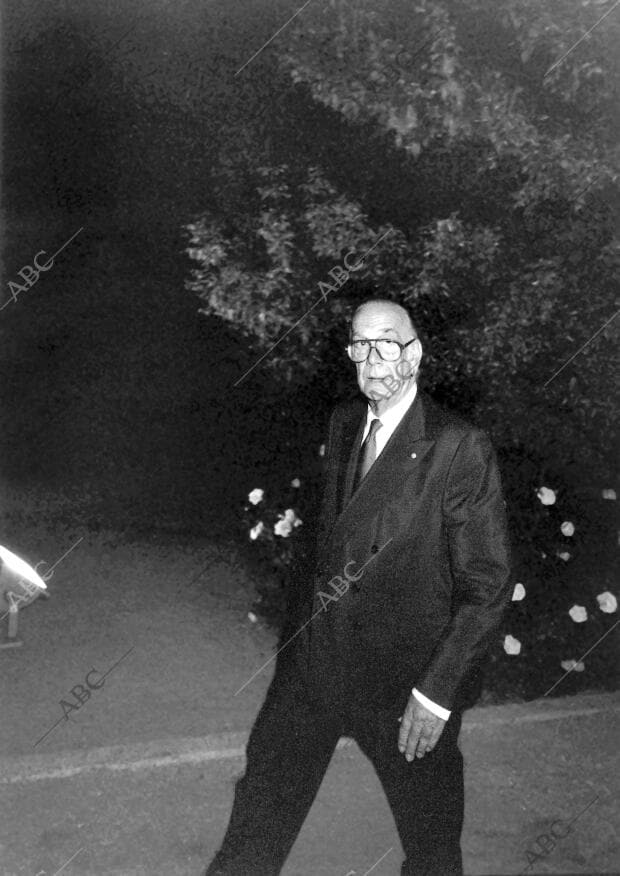 Camilo José Cela en los jardines del Campo del Moro durante su asistencia a la...