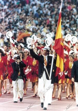 el príncipe Felipe como abanderado del equipo español en las Olimpiadas de...