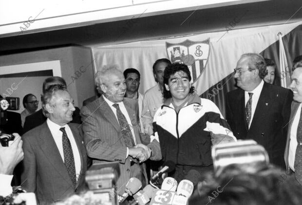 Diego Armando Maradona ficha por el Sevilla en 1992