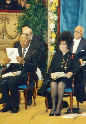 El ex presidente de Suráfrica, Nelson Mandela, y la actriz Elisabeth Taylor...