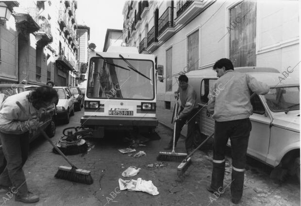 Barrenderos en Madrid, durante la > para limpiar madrid después de treinta y dos...