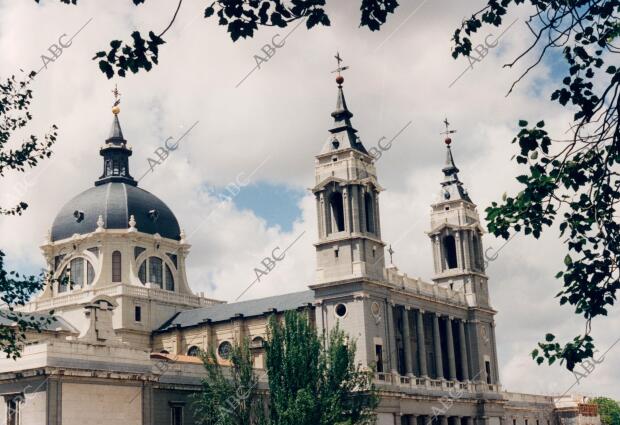 Exterior de la catedral de la Almudena