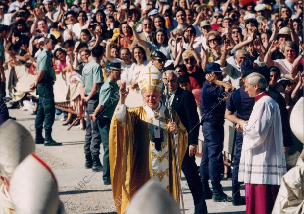 El Papa Juan Pablo II consagró la Catedral de La Almudena