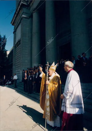 El Papa Juan Pablo II consagró la Catedral de La Almudena