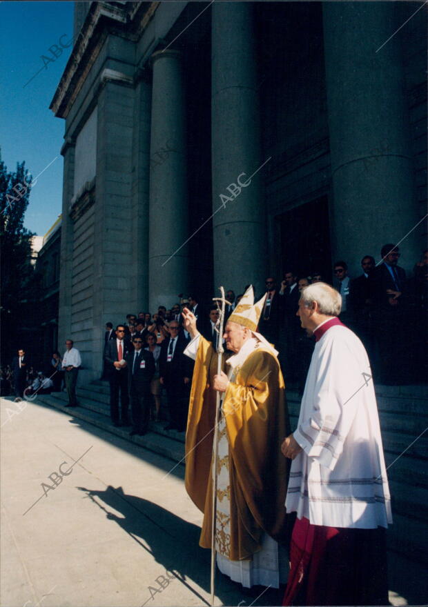 El Papa Juan Pablo II consagró la Catedral de La Almudena