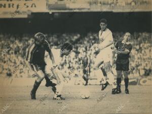 En la imagen, Milla y Laudrup pelean por un balón