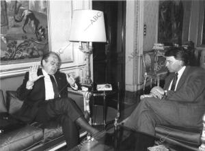 El presidente del Gobierno, Felipe González, y el presidente de la Generalitat...