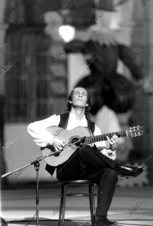 El músico Paco de Lucía actuando en la Plaza Mayor de Madrid