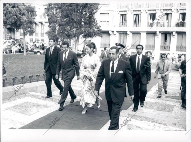 En la imagen lalgunos de los invitados a su llegada a la iglesia