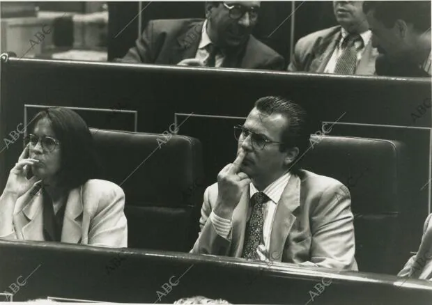 rosa Conde y Baltasar garzón en sus Escaños del congreso de los Diputados