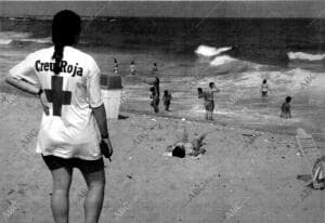 Una socorrista de la cruz Roja en una playa de Barcelona