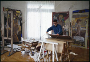 El pintor Carlos Franco, en su estudio