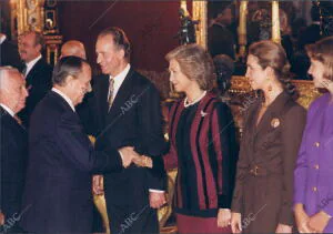 En la Imagen, sabino Fernández campo Cumplimenta A los Reyes durante la...